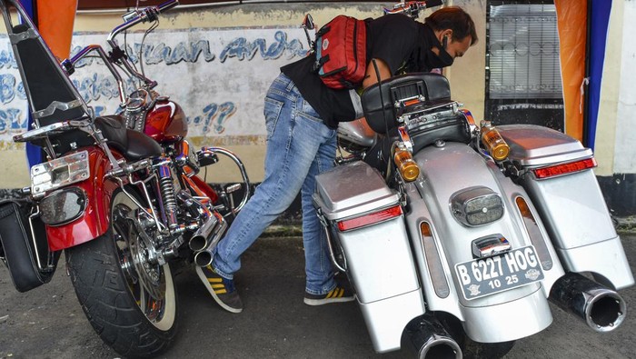 Ini Moge yang Tabrak Anak Kembar hingga Tewas Seorang wartawan melihat barang bukti dua motor gede (moge) di Mako Polres Ciamis, Kabupaten Ciamis, Jawa Barat, Senin (14/3/2022). Satuan Lalu Lintas Polres Ciamis mengamankan dua unit motor gede (moge) Harley Davidson yang menewaskan dua anak kembar bernama Hasan dan Husen di Jalan Raya Kalipucang-Pangandaran, Desa Tunggilis, Kecamatan Kalipucang, Kabupaten Pangandaran, pada Sabtu (12/3) dan pihak kepolisian tidak melakukan penahanan terhadap pelaku. ANTARA FOTO/Adeng Bustomi/rwa.