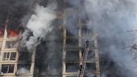 Tampak apartemen tersebut hangus terbakar.