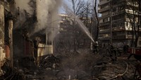 Selain apartemen ini, bangunan lain juga jadi sasaran penembakan dalam perang kota tersebut.