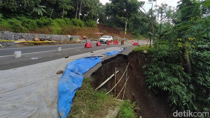 Jalan longsor di jalur utama Jogja-Semarang, tepatnya di Pingit, Temanggung, Selasa (15/3/2022).
