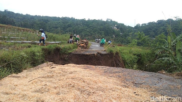 Jalan Sindangwangi-Rajagaluh ambles.