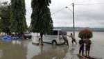 Banjir di Jalur Selatan Jawa Tengah, Bus dan Truk Terperosok