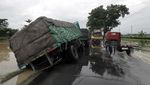 Banjir di Jalur Selatan Jawa Tengah, Bus dan Truk Terperosok