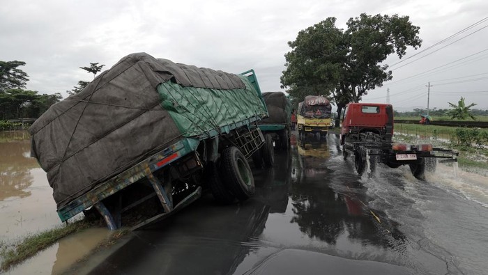 Sejumlah kendaraan menunggu giliran untuk melintasi genangan banjir di ruas jalur selatan Jawa Tengah, Desa Kedungpring, Kemranjen, Banyumas, Jawa Tengah, Selasa (15/3/2022). Banjir yang melanda jalur selatan Jawa Tengah tersebut menyebabkan kemacetan kendaraan dari arah Jogja menuju Bandung maupun sebaliknya, yang tertahan akibat tingginya genangan air sejak pukul 03.00 WIB. ANTARA FOTO/Idhad Zakaria/wsj.