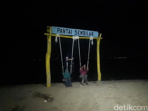 Kapal Pinisi bersandar sekitar 700 meter dari Gili Genting, Sumenep. Peserta Jelajah Nusa kemudian menggunakan sekoci menuju Pantai Sembilan.