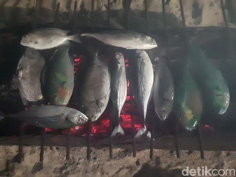 Kapal Pinisi bersandar sekitar 700 meter dari Gili Genting, Sumenep. Peserta Jelajah Nusa kemudian menggunakan sekoci menuju Pantai Sembilan.