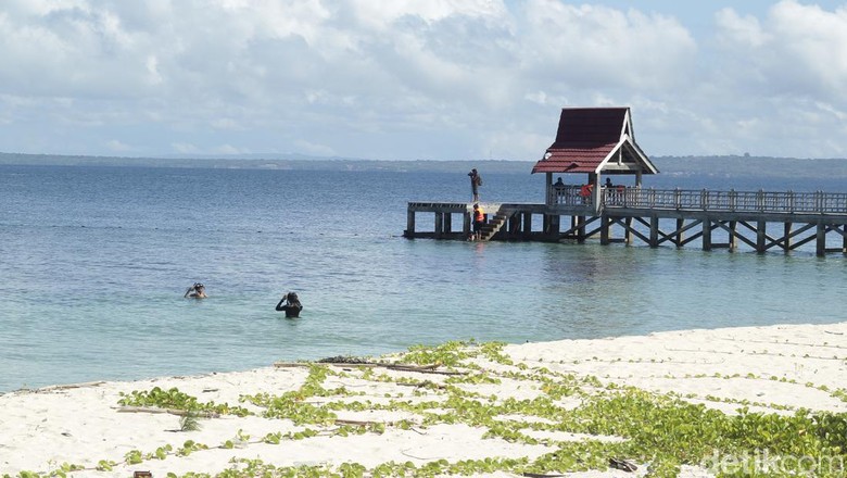 Jelajah Nusa Keindahan bawah laut Gili Labak bikin mereka yang snorkeling lupa waktu. Semoga nggak sampai lupa sama ayang ya detikers, hehehe.