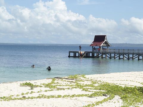 Keindahan bawah laut Gili Labak bikin mereka yang snorkeling lupa waktu. Semoga nggak sampai lupa sama ayang ya detikers, hehehe.