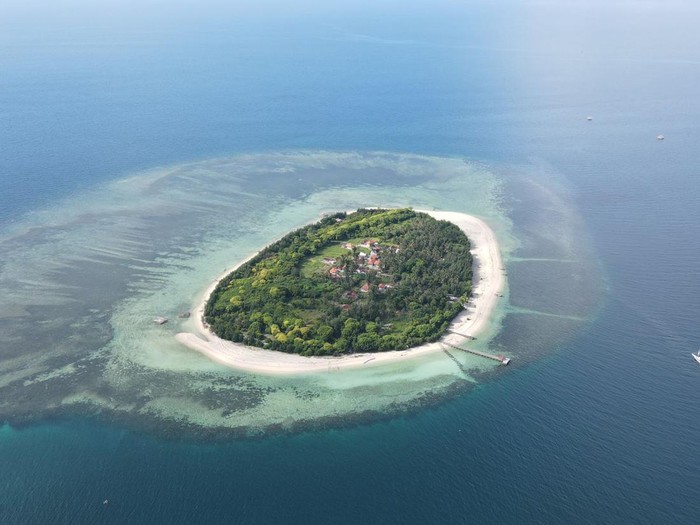 Keindahan bawah laut Gili Labak bikin mereka yang snorkeling lupa waktu. Semoga nggak sampai lupa sama ayang ya detikers, hehehe.