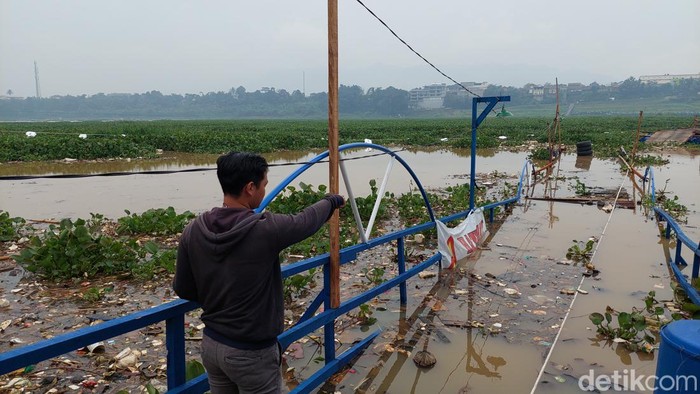 Jembatan di Bandung Barat patah.