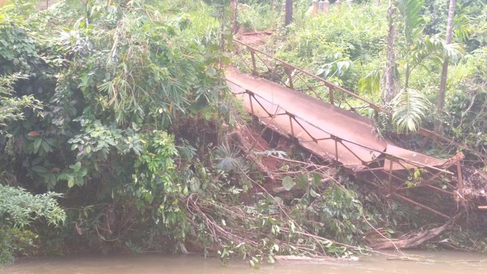 Jembatan gantung Lebak Nangka di Kecamatan Cijaku, Lebak, Banten, terputus.