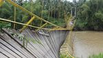 Jembatan Gantung Penghubung Antar Desa di Aceh Putus