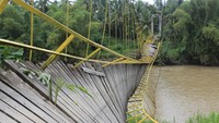 Kondisi jembatan gantung penghubung antar Desa Awe Geutah, Peusangan Siblah Krueng dan Desa Teupin Reudep, Peusangan Selatan yang putus di Kabupaten Bireun, Aceh, Selasa (15/3/2022).