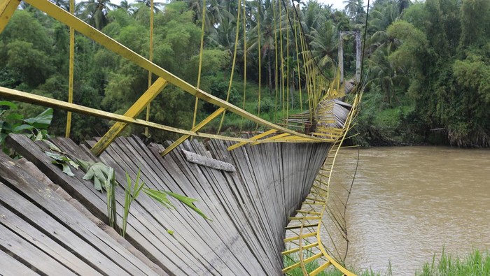 Seorang warga berusaha kembali usai melihat jembatan gantung penghubung antar Desa Awe Geutah, Peusangan Siblah Krueng dan Desa Teupin Reudep, Peusangan Selatan yang putus di Kabupaten Bireun, Aceh, Selasa (15/3/2022). Dalam peristiwa putusnya jembatan gantung tersebut pada Senin (14/3/2022) yang sempat viral di media sosial akibat kelebihan muatan tersebut, 10 orang warga mengalami luka-luka dan sudah lakukan perawatan di rumah sakit terdekat. ANTARA FOTO/Syifa Yulinnas/wsj.