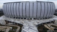 Anies membangun Jakarta International Stadium (JIS) di Tanjung Priok, Jakarta Utara. Dia membanggakan stadion ini sebagai stadion beratap penuh terbesar di Asia-Pasifik. JIS dibangun dengan APBD Rp 4,5 triliun. Atapnya bisa dibuka tutup, kapasitasnya 82 ribu penonton. Anies menendang bola di Jakarta International Stadium (JIS), Minggu, (24/7). Aksi itu sekaligus menandai grand launching JIS. Stadion ini kini menjadi salah satu yang termegah di Indonesia. Rifkianto Nugroho/detikcom