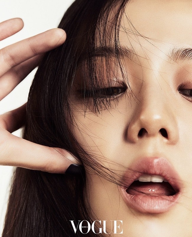Gaya makeup Jisoo BLACKPINK yang terlihat gothic dengan smokey eyes menjadi sorotan penggemar. Begitu pula rambutnya yang di-styling dengan gaya wet hair. Foto: dok. Vogue Korea