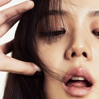 Gaya makeup Jisoo BLACKPINK yang terlihat gothic dengan smokey eyes menjadi sorotan penggemar. Begitu pula rambutnya yang di-styling dengan gaya wet hair. Foto: dok. Vogue Korea