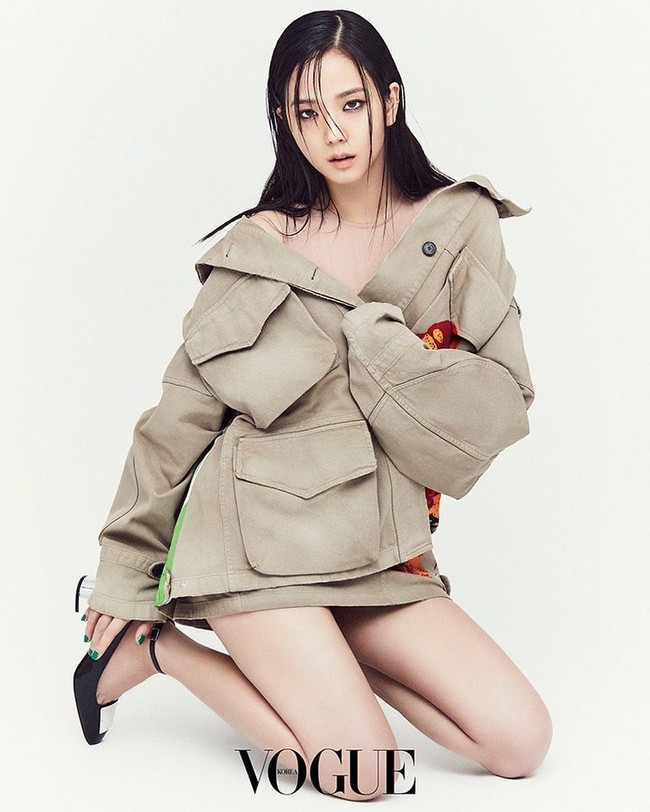 Dalam salah satu foto, Jisoo BLACKPINK memakai parka coklat dengan motif bunga berwarna merah. Atasan seharga Rp 48 jutaan itu dipadukan dengan sepatu La parisienne dior pump seharga Rp 14 jutaan. Foto: dok. Vogue Korea