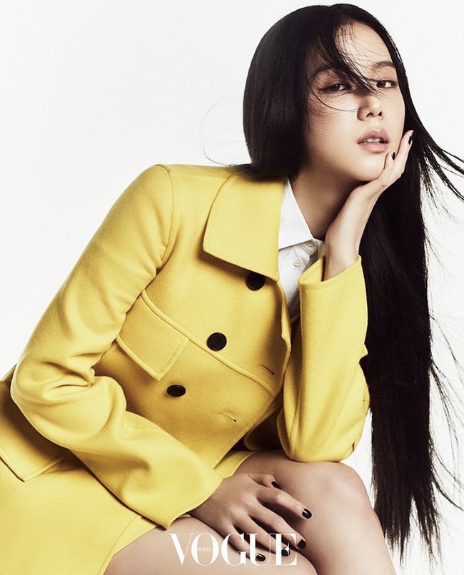 Lawan main Jung Hae In itu terlihat vintage saat memakai coat kuning koleksi Dior seharga Rp 69 jutaan. Unggahan Instagram-nya pun banjir pujian penggemar. Foto: dok. Vogue Korea