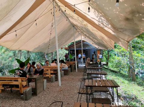 Kafe Balong Garut yang estetik.
