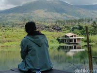 Kafe Balong, Ngopi Estetik Sambil Memandangi Danau Dan Gunung Guntur