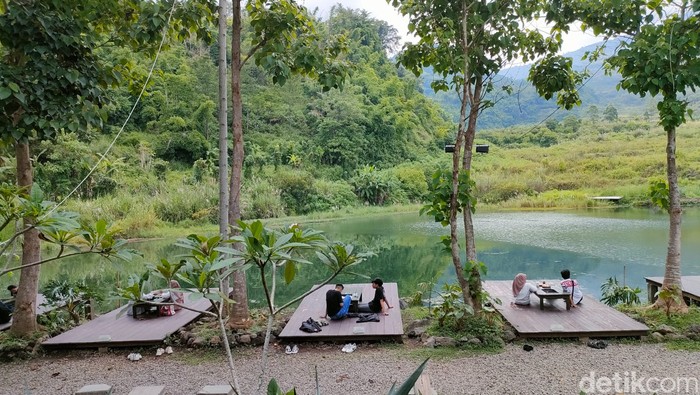 Kafe Balong Garut yang estetik.