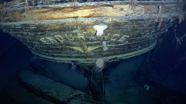 Kapal kayu tersebut tampak belum hancur meski sudah tenggelam selama 100 tahun lebih. Tertera nama kapal tersebut yang bertuliskan Endurance. (Falklands Maritime Heritage Trust / National Geographic)