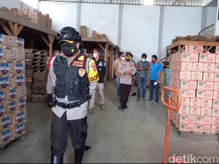 Kapolres Sumedang AKBP Eko Prasetyo Robbyanto saat melakukan pengecekan ke sejumlah gudang distributur di Kabupaten Sumedang, Selasa (15/3/2022).
