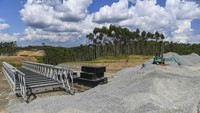 Alat berat beroperasi membangun jalur logistik di lahan hutan tanaman industri yang akan menjadi Kawasan Inti Pusat Pemerintahan Ibu Kota Negara (IKN).