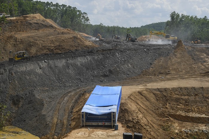 Warga menjemur pakaian di teras rumahnya yaitu pemukiman yang berada dalam Kawasan Inti Pusat Pemerintahan Ibu Kota Negara (IKN) Nusantara di Kecamatan Sepaku, Penajam Paser Utara, Kalimantan Timur, Selasa (15/3/2022). Kawasan Inti Pusat Pemerintahan IKN Nusantara seluas 6.671 hektare itu rencananya akan terbagi menjadi tiga klaster, yaitu klaster kawasan inti pemerintahan, klaster pendidikan, dan klaster kesehatan. ANTARA FOTO/Hafidz Mubarak A/nym.
