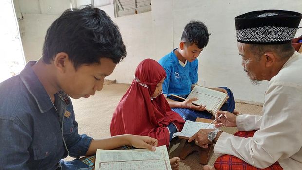 Kebaikan 1.000 Bulan: Mari Bantu Guru Ngaji Anak Pemulung di Bantar Gebang