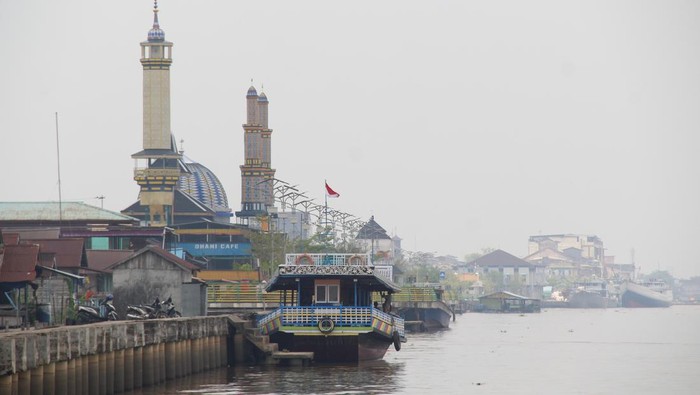 Warga Pontianak menggunakan masker akibat kabut asap dari kebakaran hutan