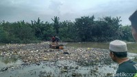 Pantauan detikJabar di lokasi, bayi tersebut terlihat mengambang ditumpukan sampah aliran sungai Citarum lama dengan posisi tengkurap.