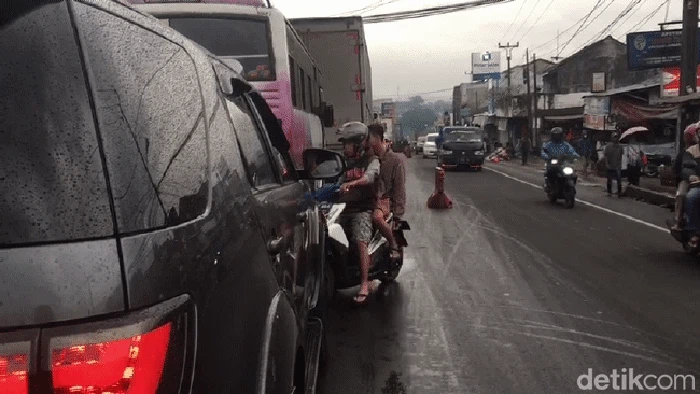 Kepadatan lalu lintas di jalur Sukabumi-Bogor.