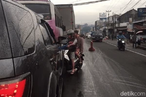 Arus Lalin Sukabumi-Bogor Padat Imbas Truk Terperosok di Jembatan KA