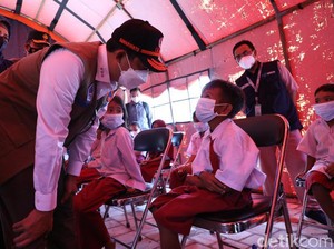 Kepala BNPB Pelototi Vaksinasi Jelang Balapan MotoGP di Mandalika