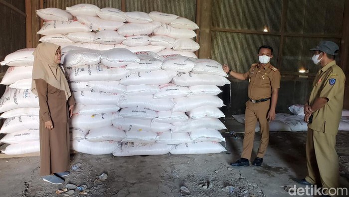 Kepala Dinas TPHP Bone, Andi Asman Sulaiman memastikan pupuk subsidi tersalur dengan baik.