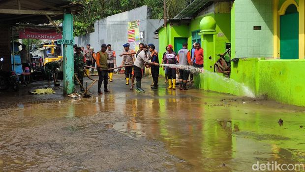 Kerja bakti bersihkan sisa banjir di Mangliawan, Pakis, Kabupaten Malang