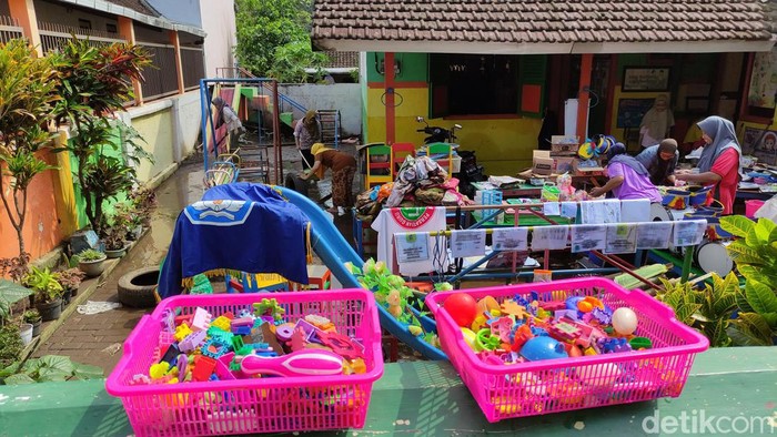 Kerja bakti bersihkan sisa banjir di Mangliawan, Pakis, Kabupaten Malang