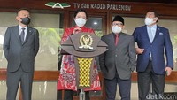 Ketua DPR RI, Puan Maharani bersama pimpinan DPR saat menyampaikan keterangan terkait Pemilu Serentak 2024 di Kompleks Parlemen Senayan, Jakarta, Selasa (15/03/2022).