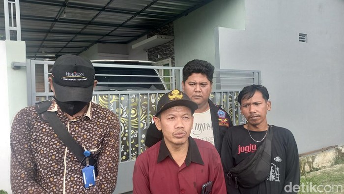 Ketua RW 04 Jatimulya, Lukman, cerita terkait penggeledahan rumah PNS Tangerang tersangka teroris (Khairul Maarif/detikcom)