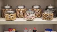 Khloé yang sekarang berusia 37 tahun ini menunjukkan area rak di dapur yang penuh dengan bahan makanan. Sekilas rak dapur ini mirip di supermarket, semua lengkap disimpan dalam wadah dengan bentuk dan ukuran yang seragam. Foto: people