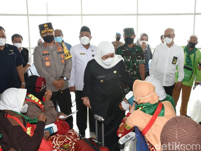 Khofifah lepas 220 jemaah umroh