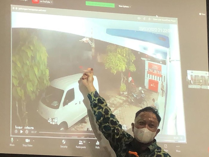 Komnas HAM putar rekaman CCTV penangkapan tersangka teroris dr Sunardi (Azhar-detikcom)
