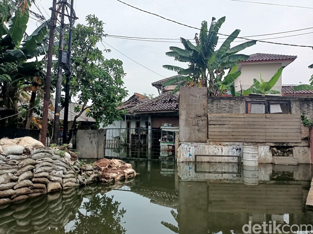 Kondisi banjir dan got mampet biang keroknya, di Pondok Bambu, Duren Sawit, Jakarta Timur, 15 Maret 2022, pagi. (Karin Nur Secha/detikcom)