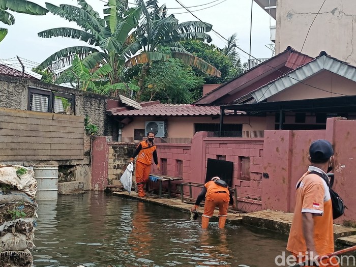 Kondisi banjir dan got mampet biang keroknya, di Pondok Bambu, Duren Sawit, Jakarta Timur, 15 Maret 2022, pagi. (Karin Nur Secha/detikcom)