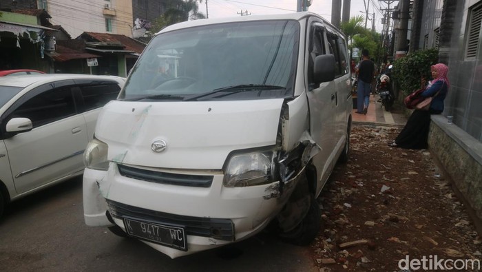 Kondisi mobil usai dievakuasi, setelah kecelakaan di Jalan RA Agil Kusumadya, Kudus, Selasa (15/3/2022).