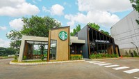 Lalu ada pengembangan Boulevard dengan ROW 52meter yang mendekati tahap selesai pembangunan. Lebih dari 30 tenants telah menyatakan minat untuk bergabung di commercial street sepanjang 1KM tersebut. Saat ini, gerai kopi internasional Starbucks, restoran Hokben dan Burger King telah beroperasi di commercial street ini.