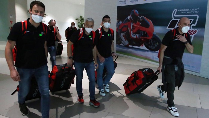Kru MotoGP Mulai Tiba di RI, Siap Meluncur ke Mandalika Sejumlah kru MotoGP bersiap melakukan tes usap PCR di setibanya Terminal 3 Bandara Soekarno Hatta, Tangerang, Banten, Senin (14/3/2022). Sebanyak 2.500 kru tim MotoGP sudah tiba di Indonesia dan sebagian sudah bertolak ke Lombok untuk persiapan mengikuti MotoGP seri kedua yakni Pertamina Grand Prix of Indonesia di Pertamina Mandalika International Street Circuit. ANTARA FOTO/Muhammad Iqbal/rwa.