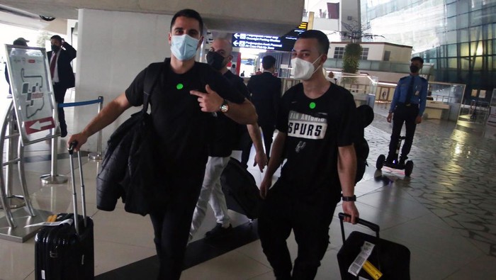 Sejumlah kru MotoGP bersiap melakukan tes usap PCR di setibanya Terminal 3 Bandara Soekarno Hatta, Tangerang, Banten, Senin (14/3/2022). Sebanyak 2.500 kru tim MotoGP sudah tiba di Indonesia dan sebagian sudah bertolak ke Lombok untuk persiapan mengikuti MotoGP seri kedua yakni Pertamina Grand Prix of Indonesia di Pertamina Mandalika International Street Circuit. ANTARA FOTO/Muhammad Iqbal/rwa.